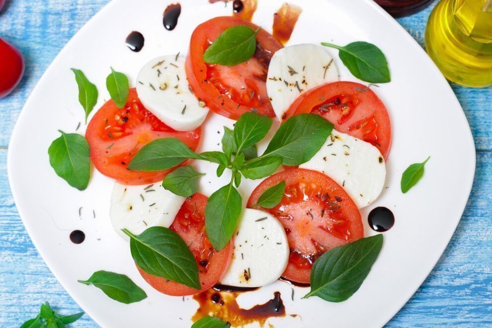 pomidory z serem i ziołami do diety śródziemnomorskiej