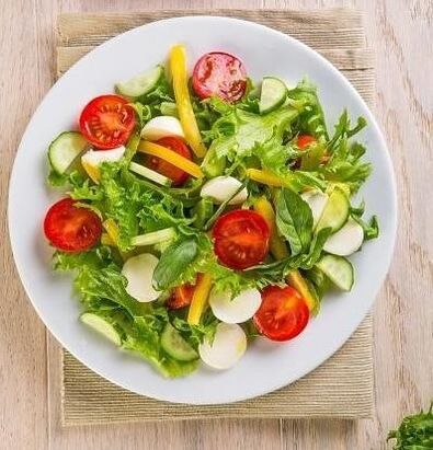 Jedną z opcji diety gryczanej przez miesiąc jest stosowanie sałatki warzywnej