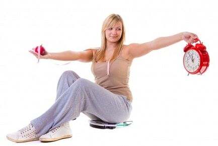 Dziewczyna, która chce schudnąć, odżywia się zdrowo i według schematu