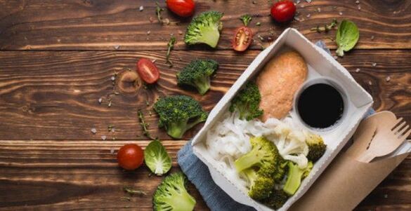 poważne jedzenie na lunch z odpowiednim odżywianiem