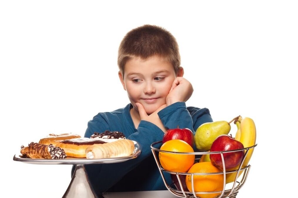 Eliminacja niezdrowych słodkich pokarmów z diety dziecka na rzecz owoców
