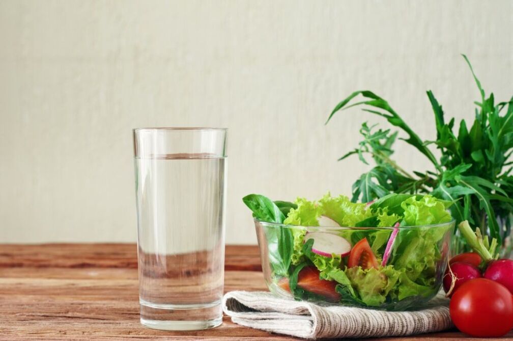 woda przed posiłkami to esencja leniwej diety